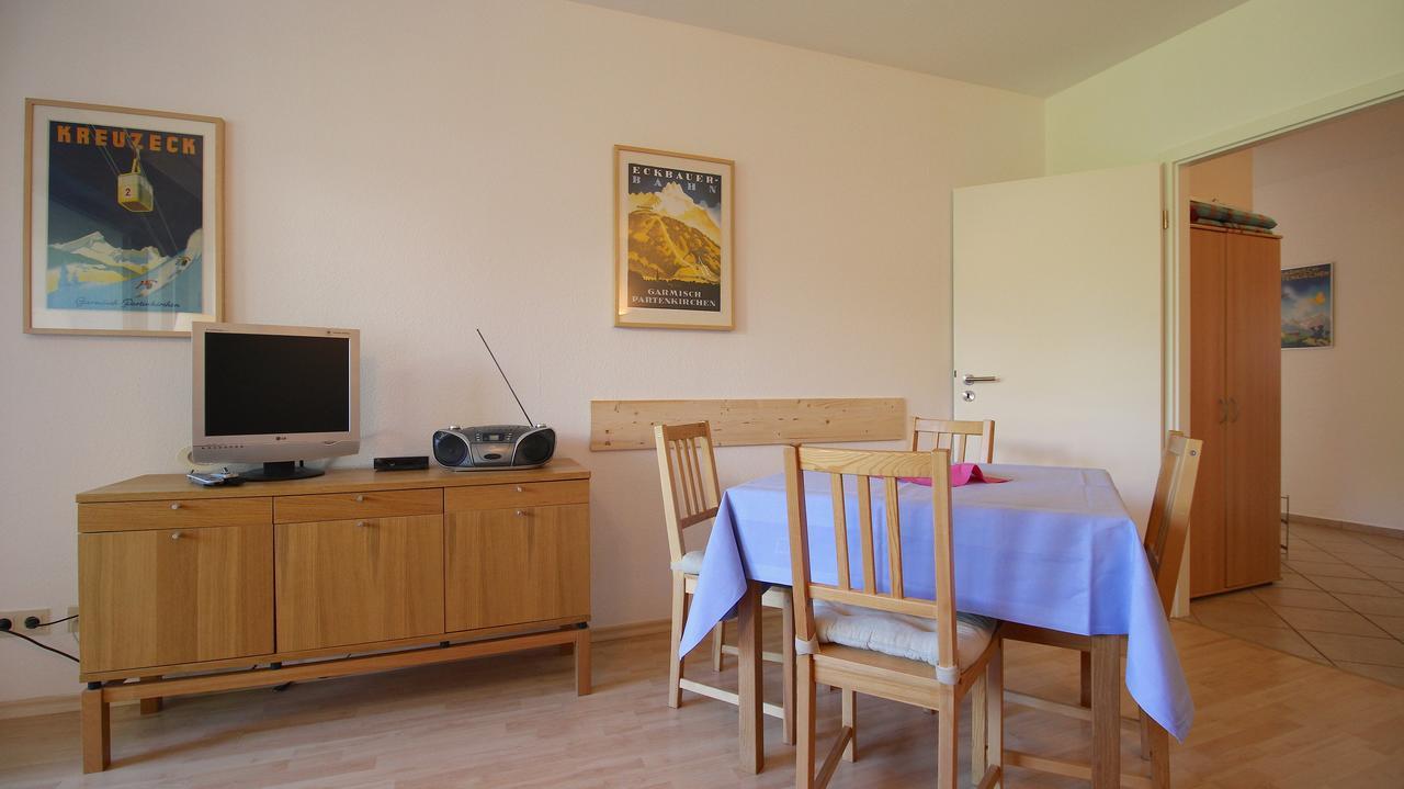 Appartement Lindenschloesschen & Schlossgarten à Garmisch-Partenkirchen Extérieur photo